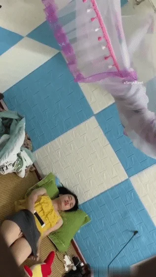 窗外门缝偷拍寂寞小姐姐自慰 看表情是高潮了