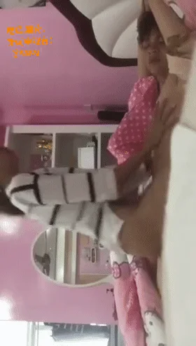 【迷奸睡奸系列】❤️猎奇❤️清纯少女把少男迷奸了，别人艹逼，这哥们被逼艹，我只想说放开那个男孩让我来