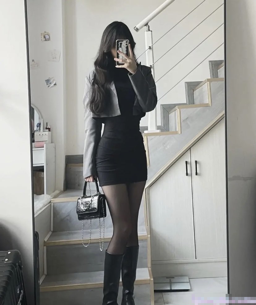 优雅气质高冷公司女神ol工装制服 平时有多高冷床上就有多骚 抓着头发用力的插入她的骚逼