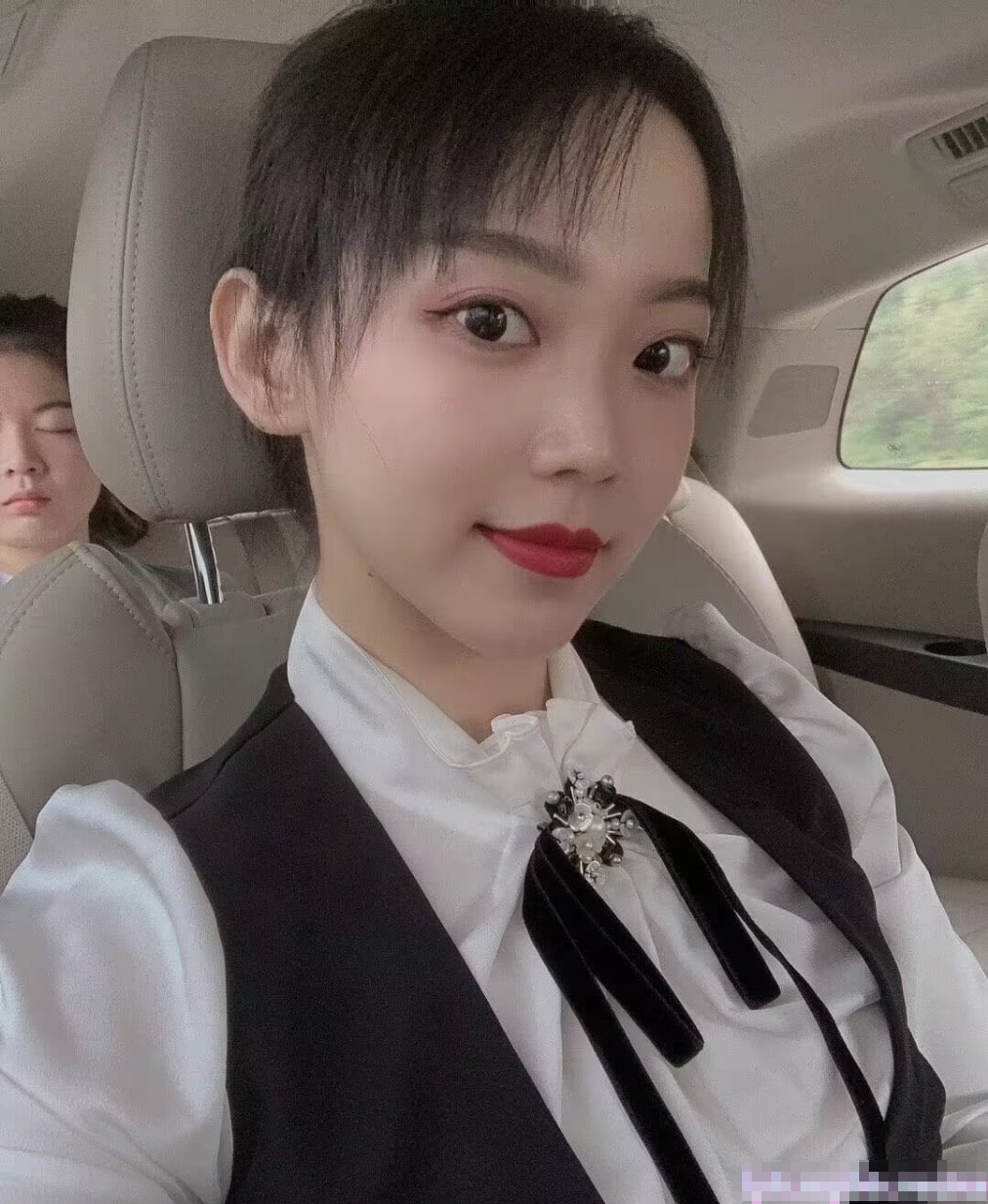 公司高管女神为了合同我也是拼了 他俩一共射了四次,整个阴道都是精子 我又要重新买新内裤才能回家了!