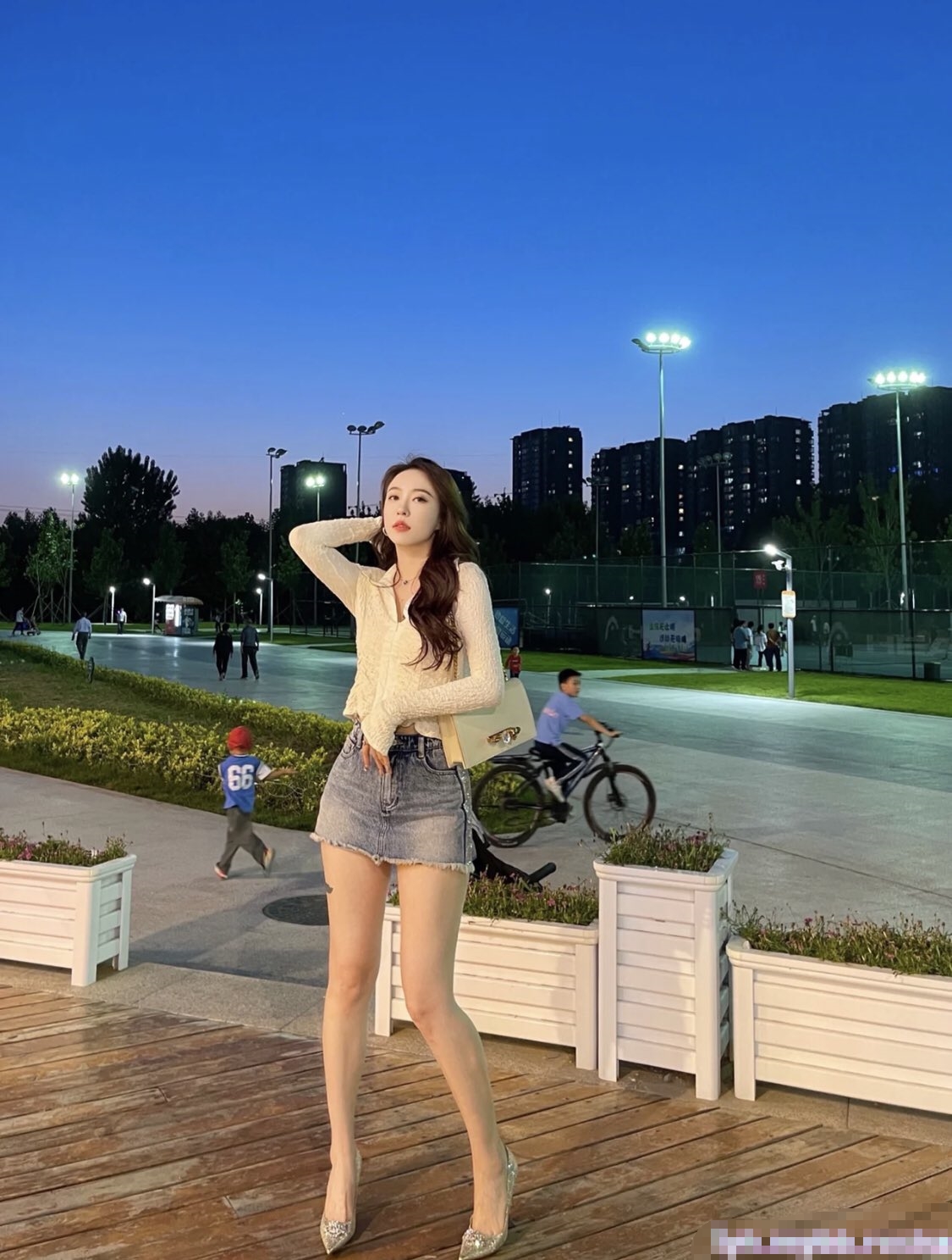 公司高管女神为了合同我也是拼了 他俩一共射了四次,整个阴道都是精子 我又要重新买新内裤才能回家了!