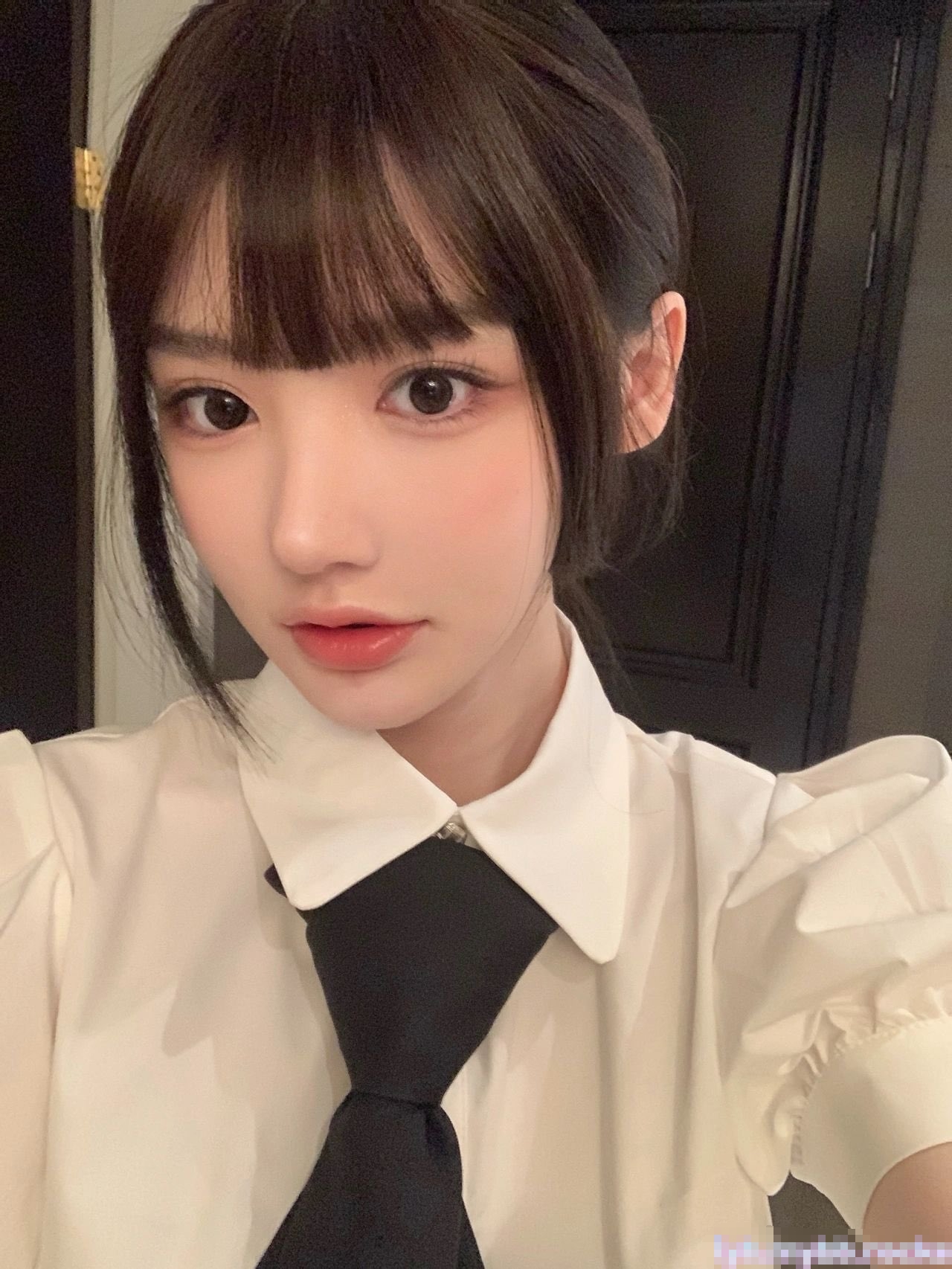 优雅气质高冷公司女神ol工装制服 平时有多高冷床上就有多骚 抓着头发用力的插入她的骚逼