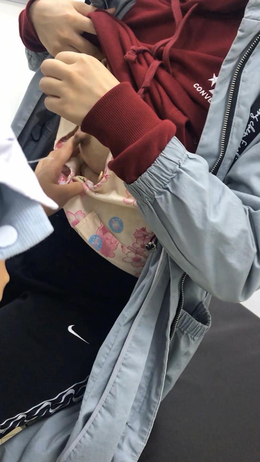 门诊室偷拍奶头被孩子咬伤的小侄女来给伤口包扎,小孩饿了哭闹,于是学姑姑一样把乳头给孩子含着