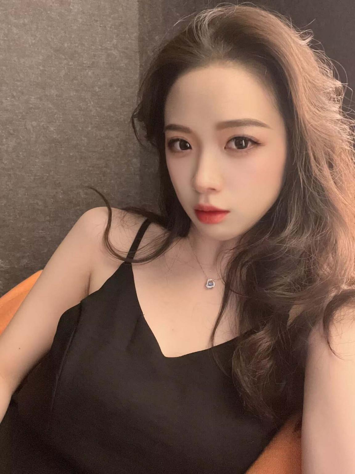 闺蜜说没有遇到过可以征服她的男人 直到找了个黑人操她被爽到飞起 媚黑大贱逼被猩猩大鸡巴猛插