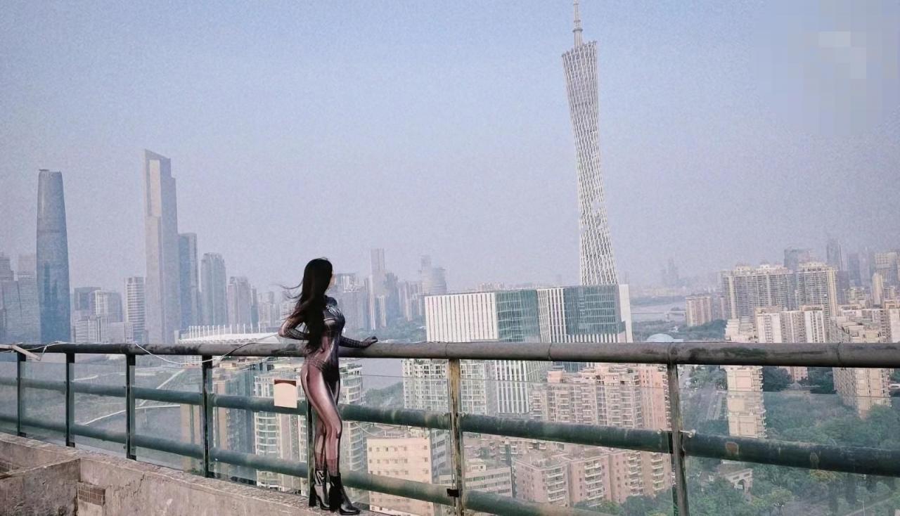 最新极品兄妹乱L 与私房模特妹妹私底下的秘密 附生活照 确实极品 爆美乳甜美妹妹，顶级美臀叫床一绝