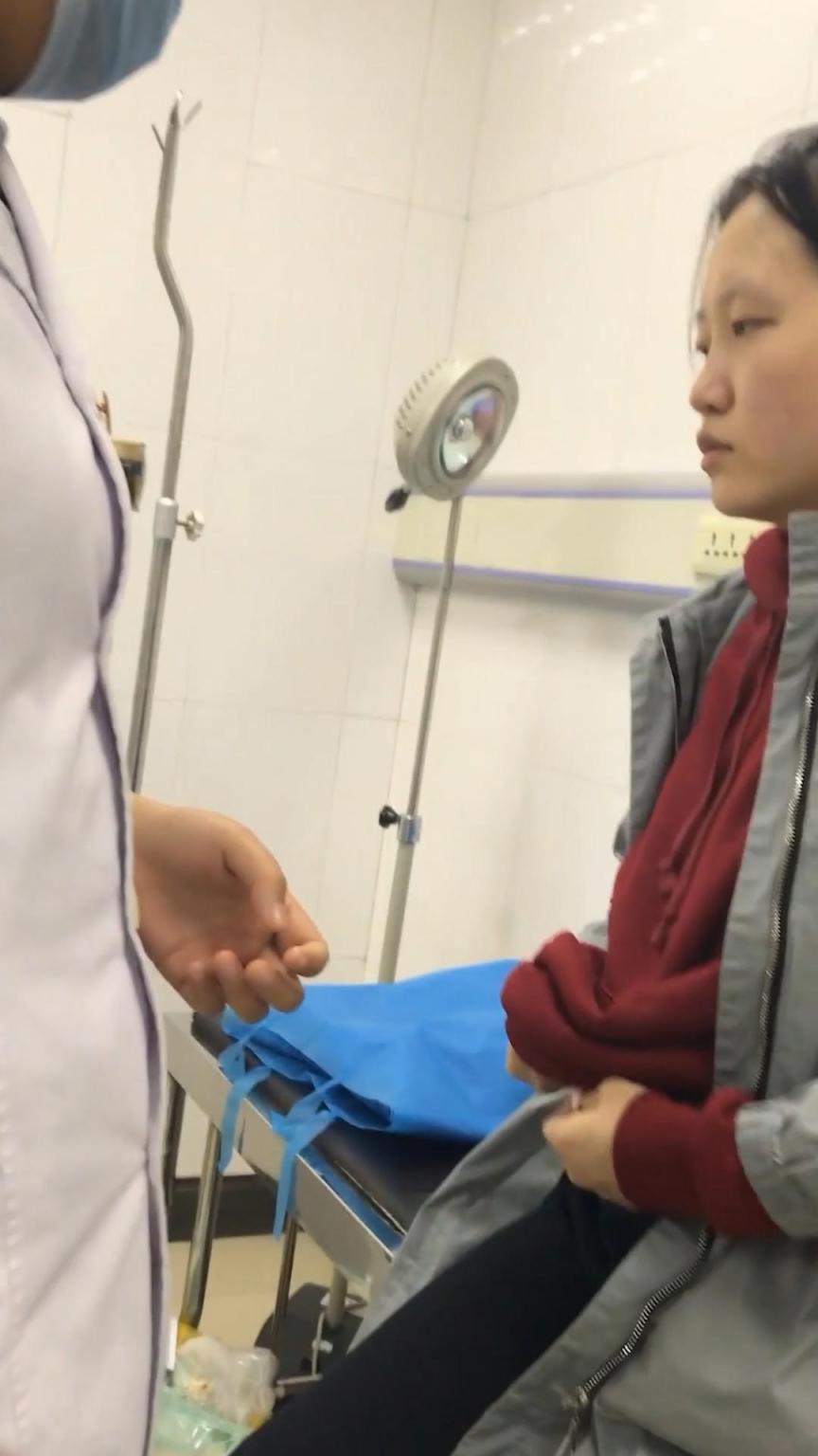 门诊室偷拍奶头被孩子咬伤的小侄女来给伤口包扎,小孩饿了哭闹,于是学姑姑一样把乳头给孩子含着