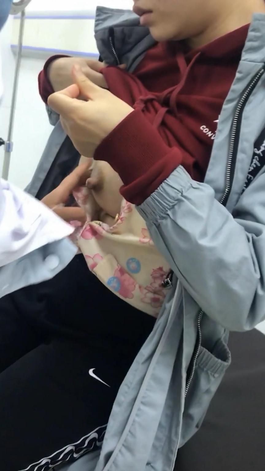 门诊室偷拍奶头被孩子咬伤的小侄女来给伤口包扎,小孩饿了哭闹,于是学姑姑一样把乳头给孩子含着