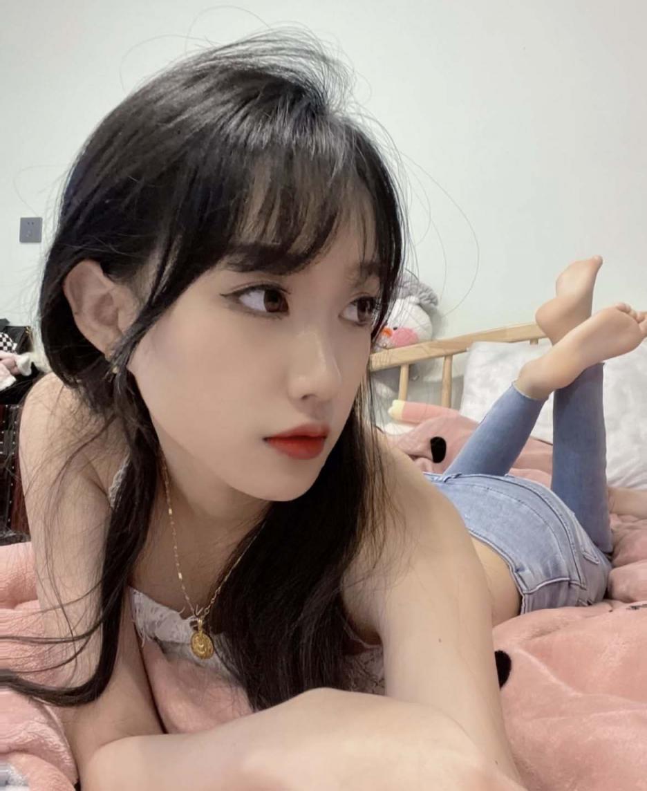 外表清纯小仙女小小年纪就这么放荡以后还了得 少女刚发育好的胴体让人流口水 超级粉嫩小蝴蝶