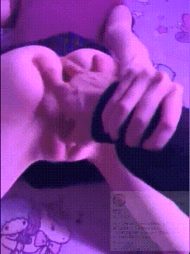 又被哥哥指奸了 按悠宝的小豆豆流了好多淫水 好想被狠狠的后入呀 就算被插的浑身抽搐 也离不开的感觉