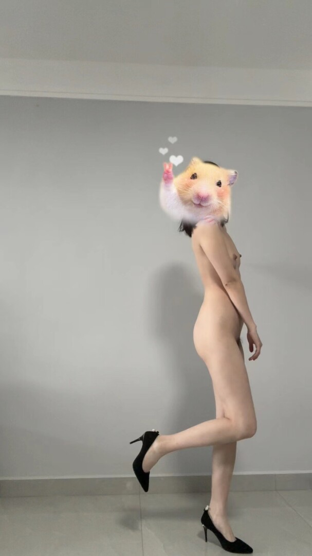 小情人红色情趣内衣诱惑，小情人的腿减一分太瘦，增一分太肥，让我爱不释手，这样的美腿你给打几分呢