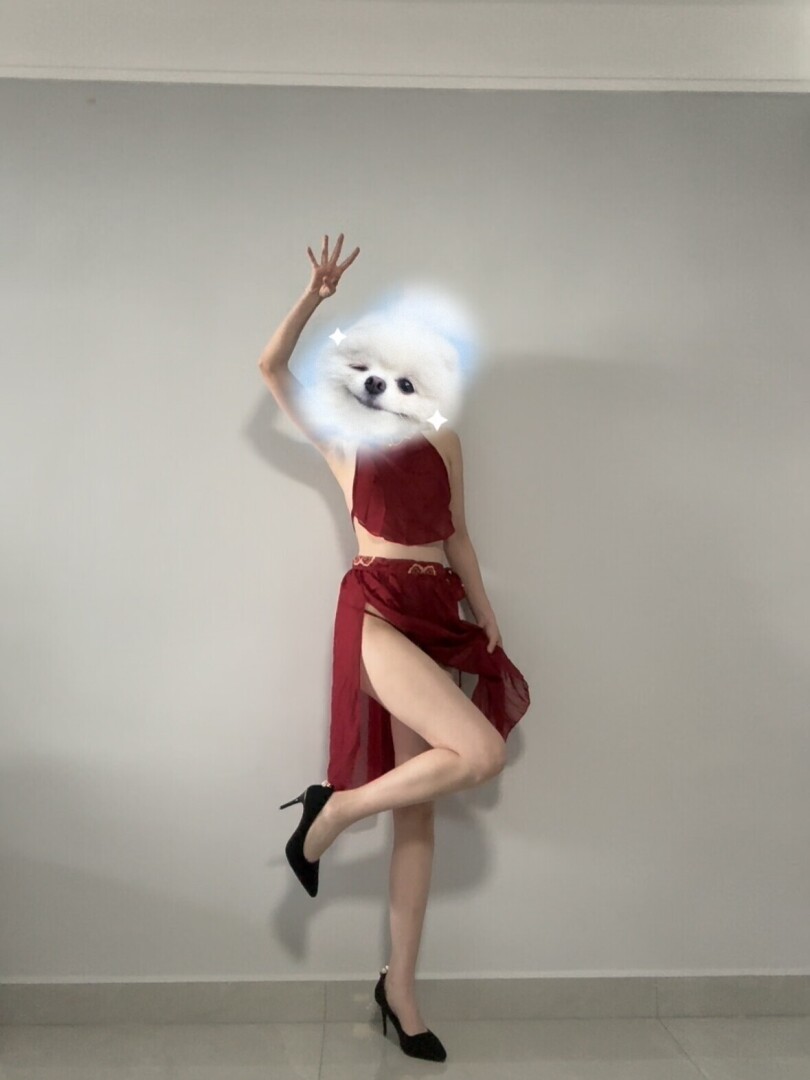 小情人红色情趣内衣诱惑，小情人的腿减一分太瘦，增一分太肥，让我爱不释手，这样的美腿你给打几分呢