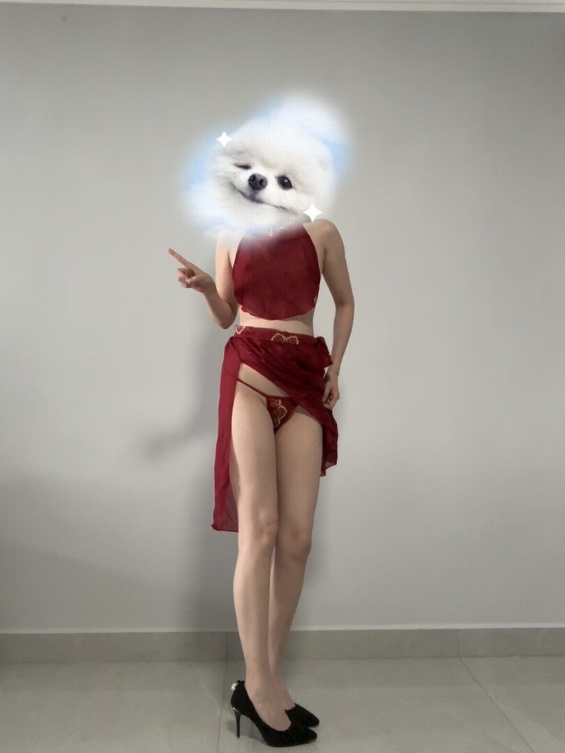 小情人红色情趣内衣诱惑，小情人的腿减一分太瘦，增一分太肥，让我爱不释手，这样的美腿你给打几分呢