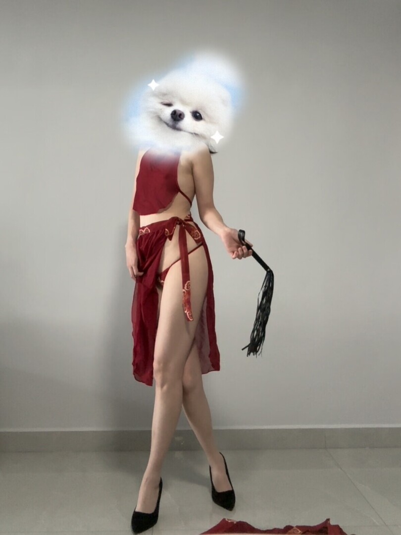 小情人红色情趣内衣诱惑，小情人的腿减一分太瘦，增一分太肥，让我爱不释手，这样的美腿你给打几分呢