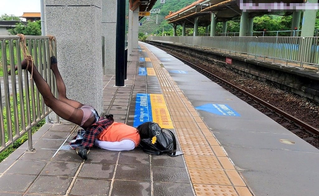 新奇刺激小闷骚型小可爱 当街浣肠潮喷露出调教肛塞尾巴束缚 跳蛋控制潮吹漏尿 高潮颤挛抽搐