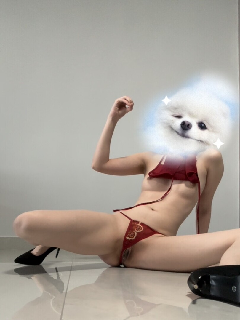 小情人红色情趣内衣诱惑，小情人的腿减一分太瘦，增一分太肥，让我爱不释手，这样的美腿你给打几分呢