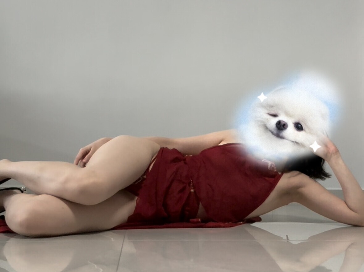 小情人红色情趣内衣诱惑，小情人的腿减一分太瘦，增一分太肥，让我爱不释手，这样的美腿你给打几分呢