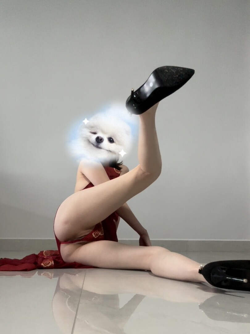 小情人红色情趣内衣诱惑，小情人的腿减一分太瘦，增一分太肥，让我爱不释手，这样的美腿你给打几分呢