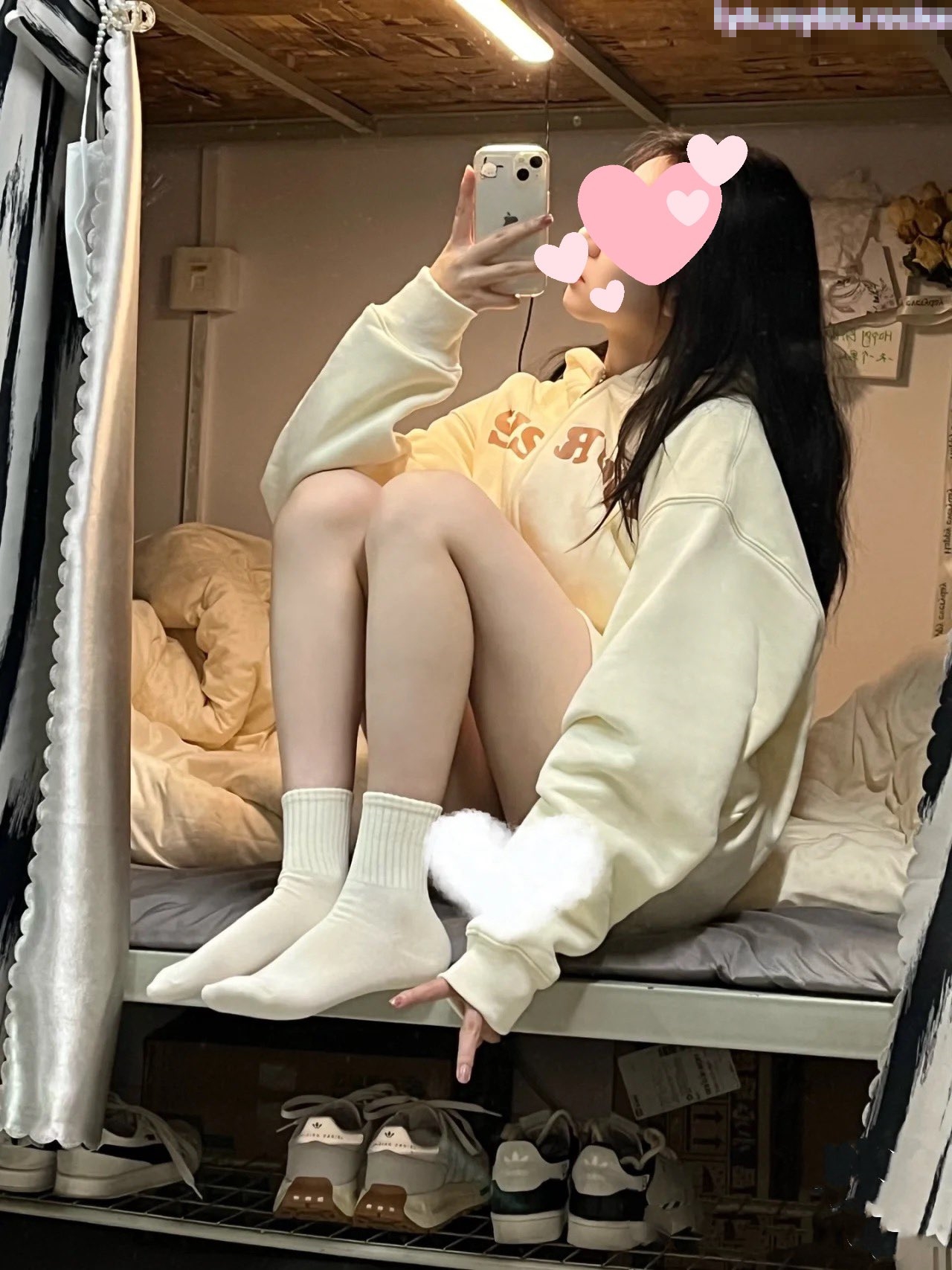 “你拍我吧，就要让人看到给他戴绿帽子” 大二学妹平时就是个骚母狗，跟男朋友吵架自己送上门被随意玩弄