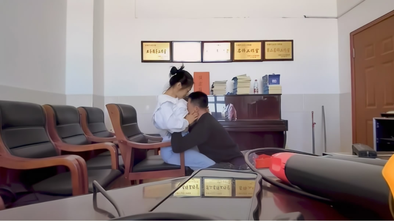 网爆门事件 监控偷拍名师工作室领导和女下属会议室偷情视频泄漏社交媒体上热了