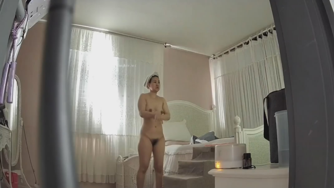 黑客破解家庭网络摄像头偷拍❤️两个巨乳少妇日常生活在客厅和老公啪啪