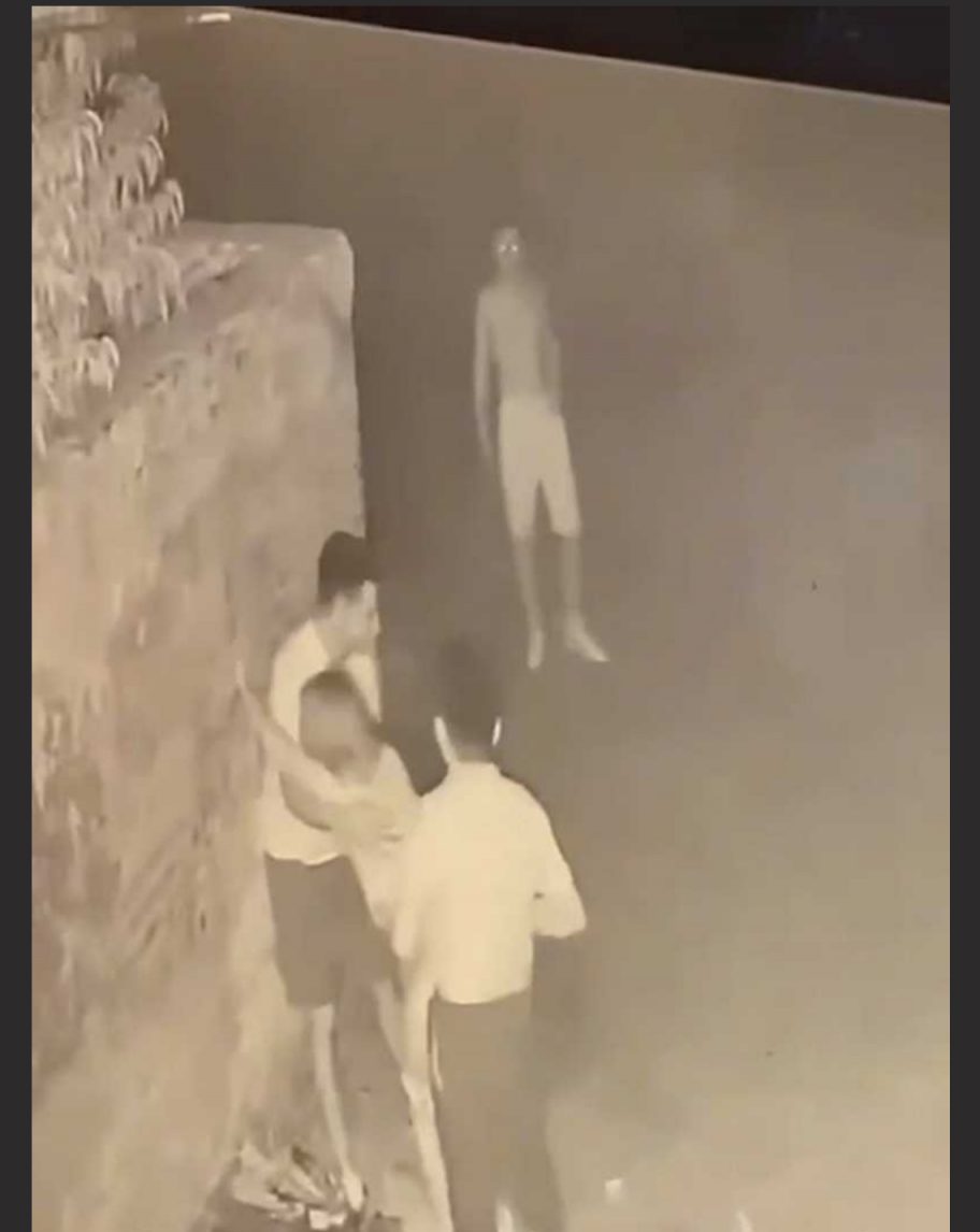 山东青岛女子街头醉酒后遭两人拉至路边轮奸 前后夹鸡监控视频流出 女的站都站不稳还要被扶起来吃鸡