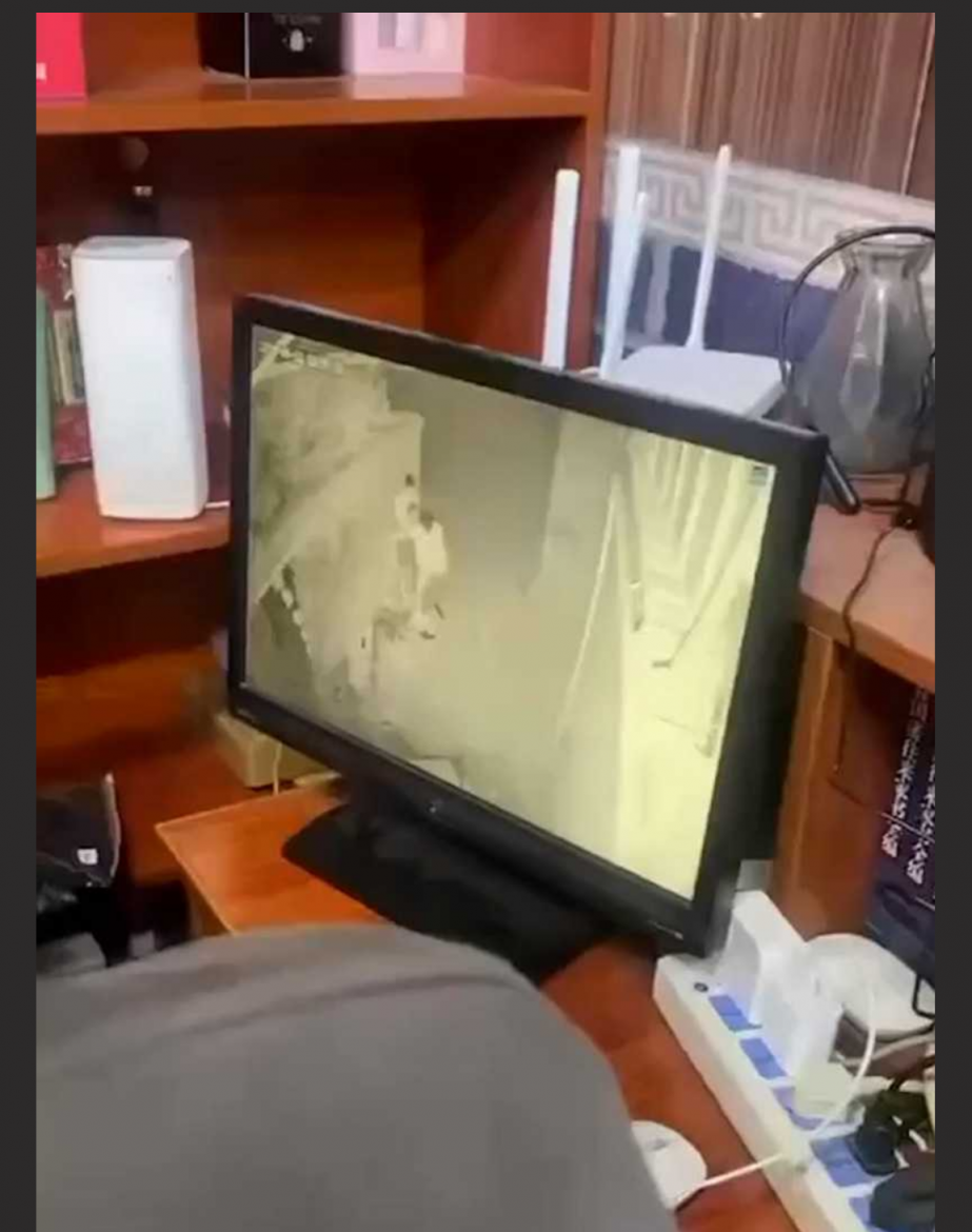 山东青岛女子街头醉酒后遭两人拉至路边轮奸 前后夹鸡监控视频流出 女的站都站不稳还要被扶起来吃鸡