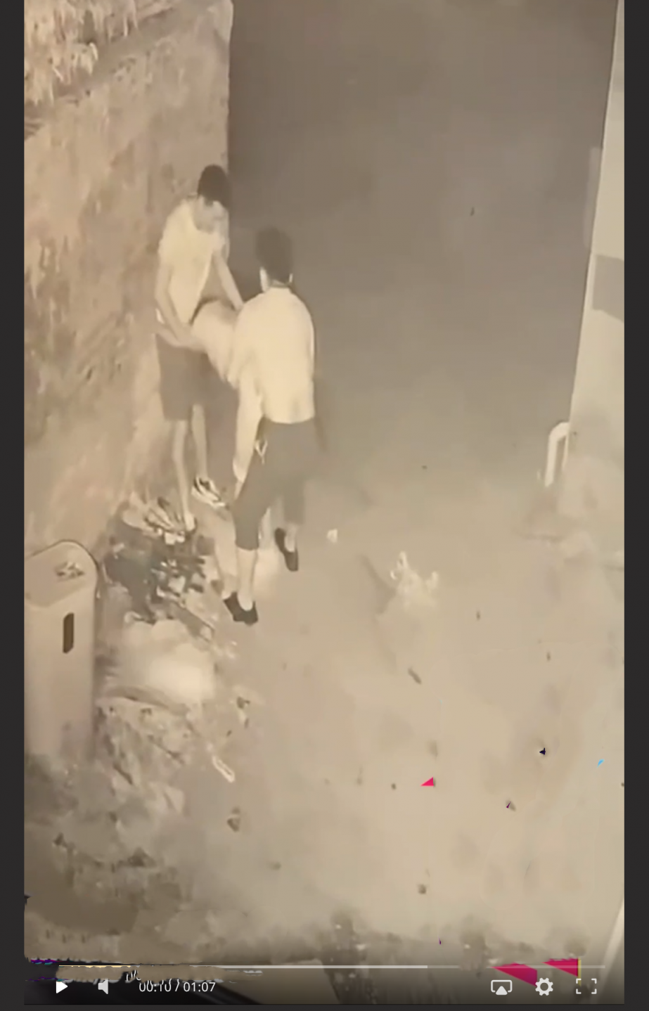 山东青岛女子街头醉酒后遭两人拉至路边轮奸 前后夹鸡监控视频流出 女的站都站不稳还要被扶起来吃鸡