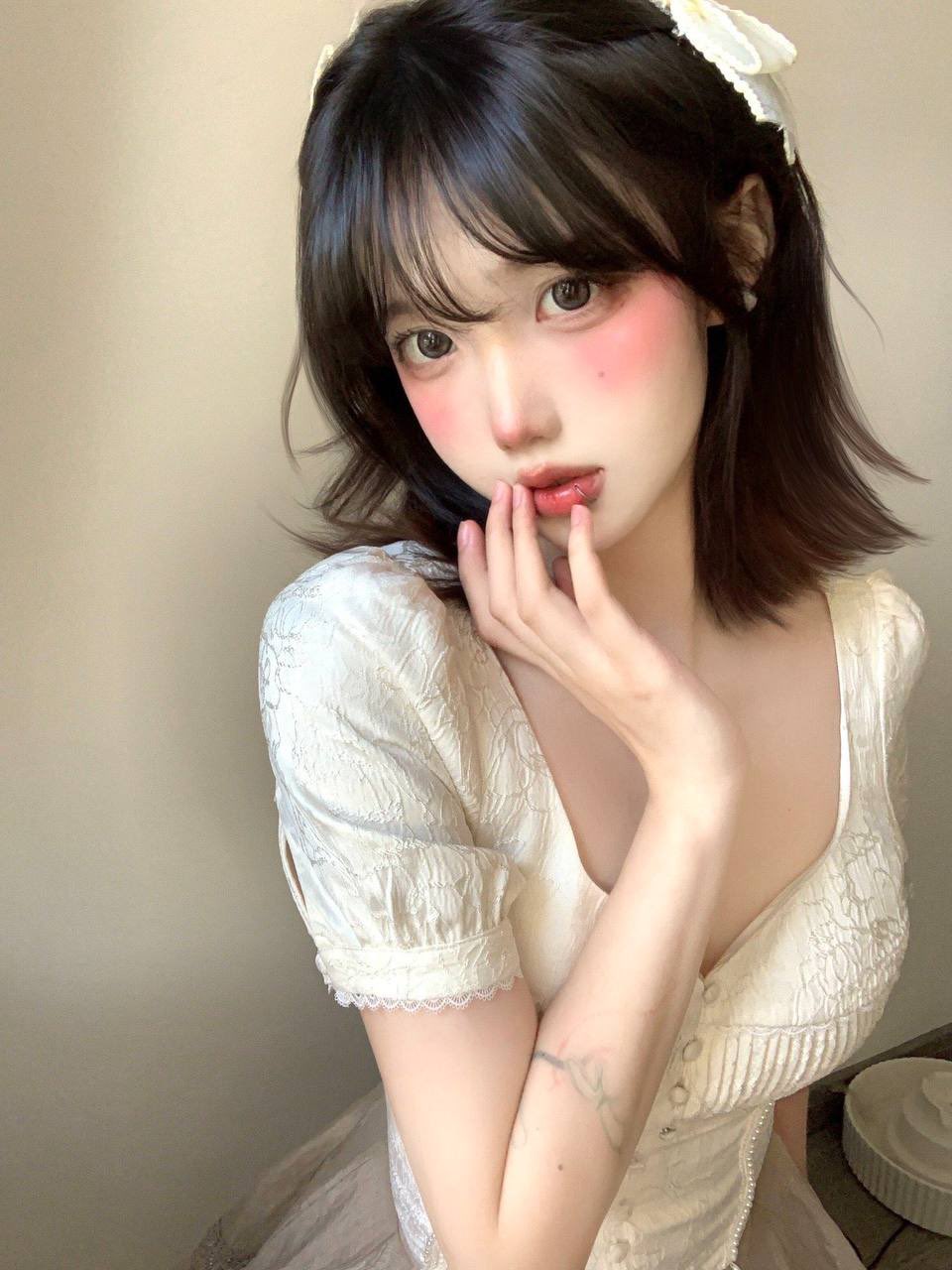 “我和你兄弟上床了你不会嫌弃我吧”“你戴套了 不算”跟兄弟互相PUA女友交换，碎花裙女神有多反差