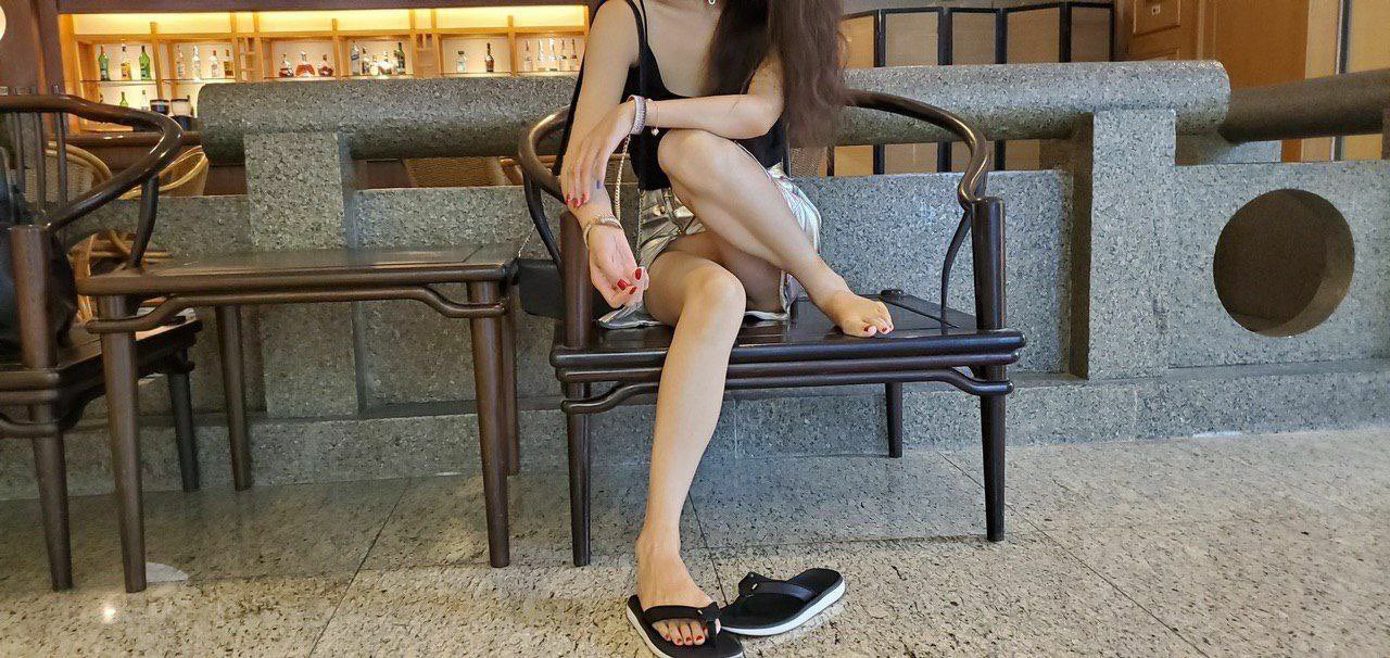 极品长腿女神，妖艳身材，诱惑艳舞，皮鞭小道具，手撕黑丝露出翘臀，穿上高跟上位骑乘