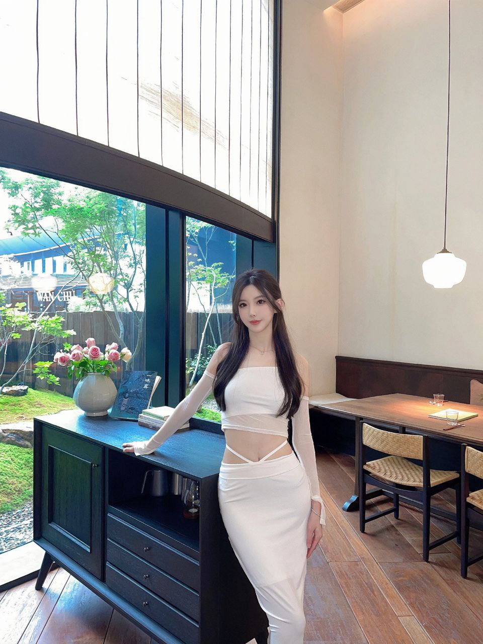 最喜欢操这种温温柔柔的女生了 轻轻一操就哼哼唧唧的 一使劲儿感觉就操破了一样 对着镜子自拍被后入暴艹