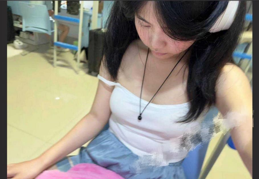 广西贵港职业学校反差女大学生宿舍露奶自慰 淫荡气息拉满高潮！