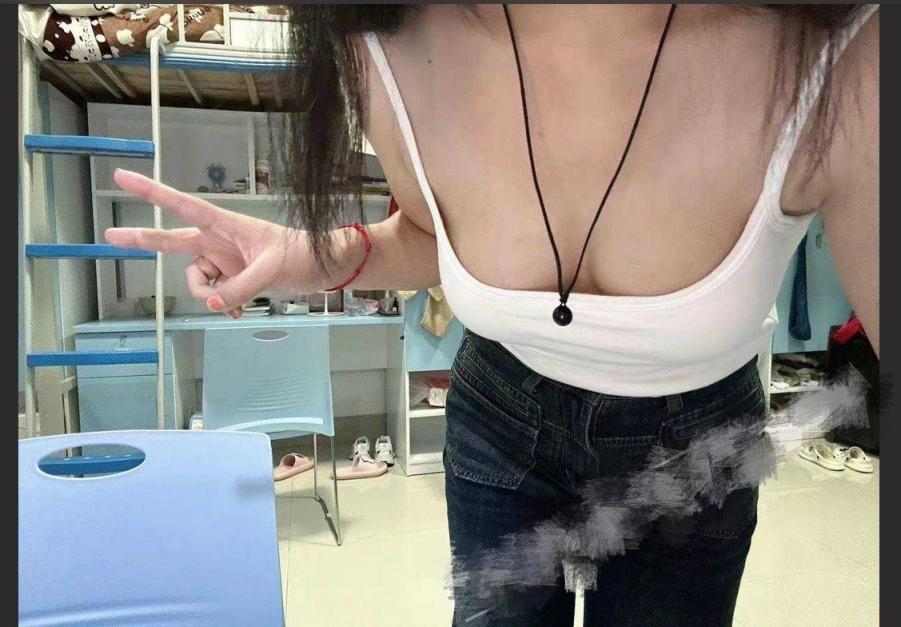 广西贵港职业学校反差女大学生宿舍露奶自慰 淫荡气息拉满高潮！