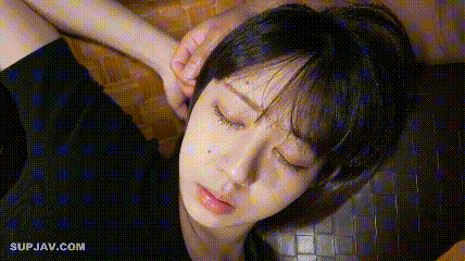 迷玩 漂亮大奶小姐姐 身材丰满皮肤白皙 车灯亮眼 被大哥无套输出 内射 有轻微反应呻吟声