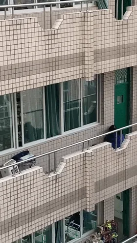 【门事件】 劲爆！四川广元核工业职业技术学院 小情侣在教室外的走廊上啪啪 遭同学偷拍疯传！