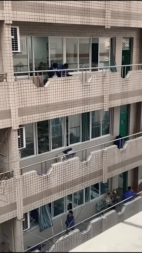 【门事件】 劲爆！四川广元核工业职业技术学院 小情侣在教室外的走廊上啪啪 遭同学偷拍疯传！