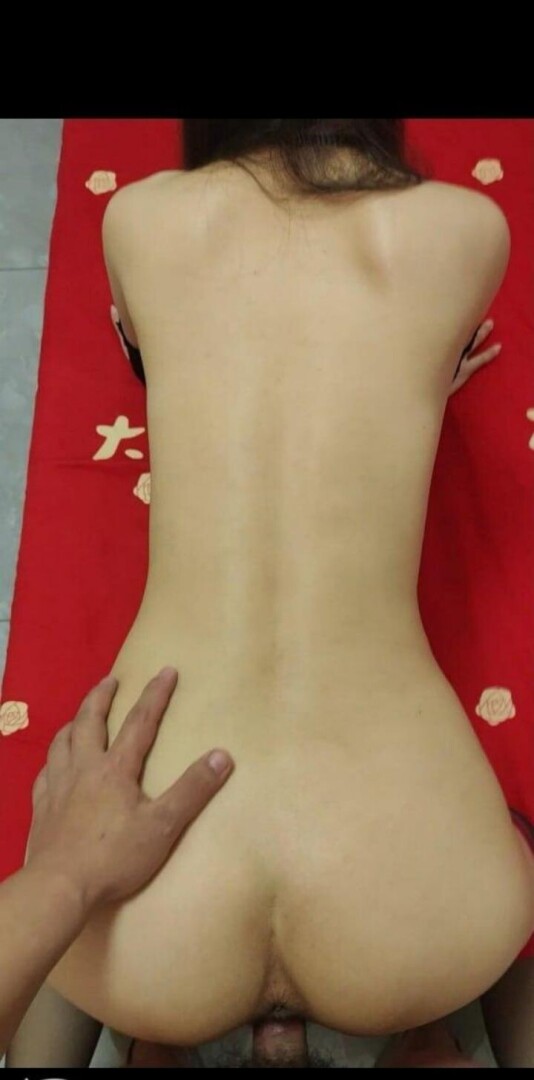 先把嫂子玩到潮喷，再把精液射到嫂子骚逼里，真的太爽了