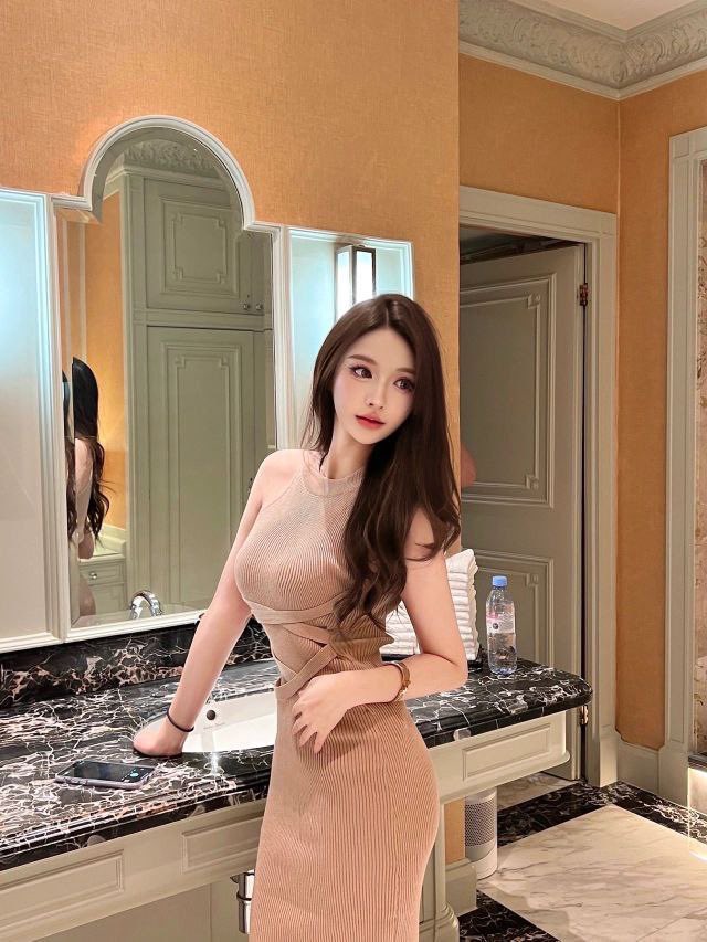 ❤️性感空姐女神❤️空姐就得这样当母狗去玩 下班衣服都没有换直接开到房间 跪在板凳上就开始后入