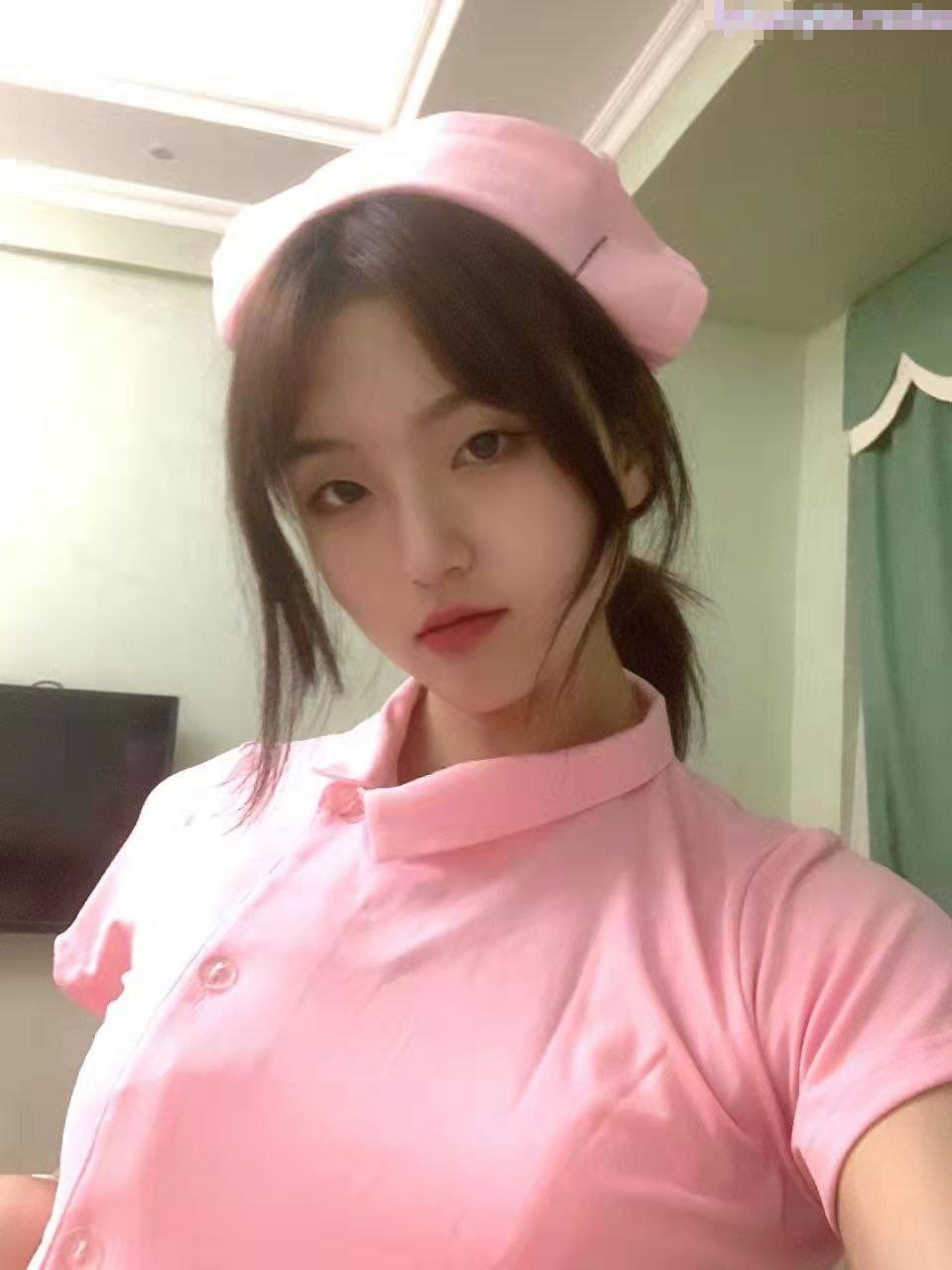 女大母狗 出门就这样穿 到酒店衣服都没有脱 就把丝袜先撕开就干了起来 嘴里不停说着是爸爸的母狗 精盆