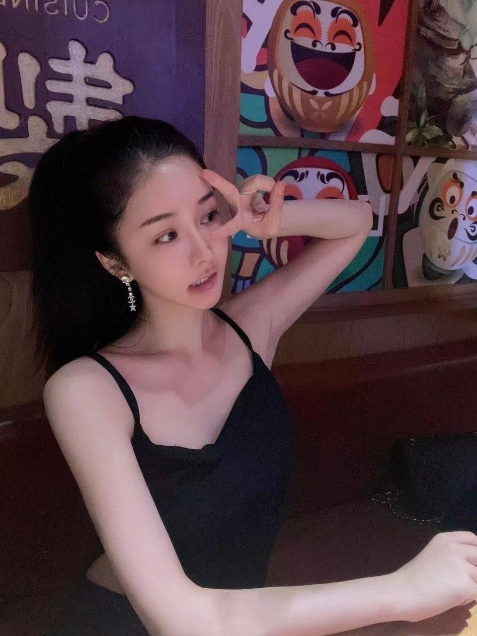 反差幼师穿着肉丝来3p“想不想要？想 啊啊舒服！”撸着老公的鸡鸡 被眼镜单男无套输出 爽叫不停