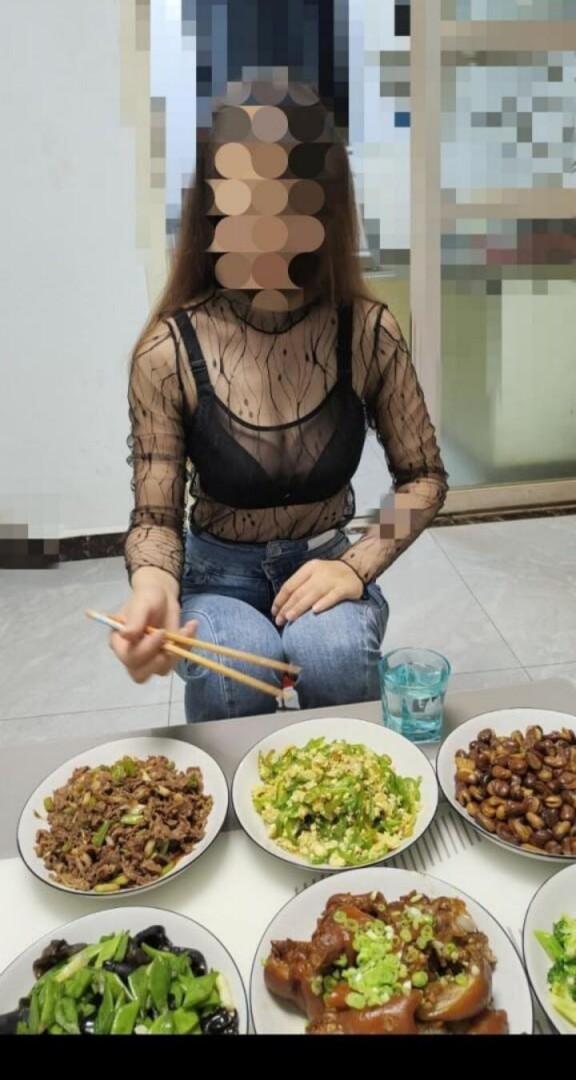 先把嫂子玩到潮喷，再把精液射到嫂子骚逼里，真的太爽了