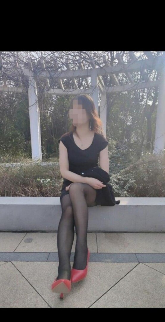 先把嫂子玩到潮喷，再把精液射到嫂子骚逼里，真的太爽了