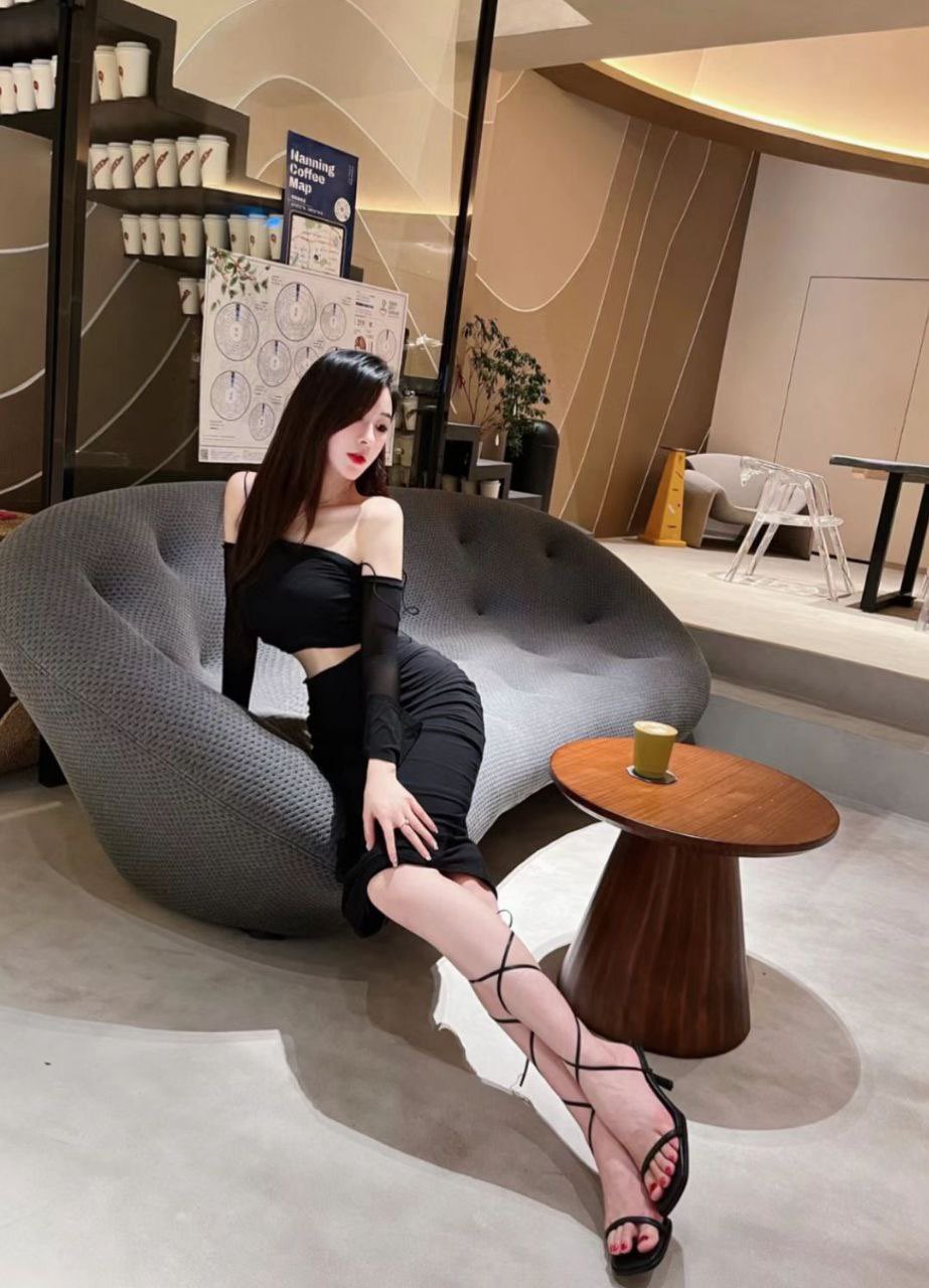 高颜值黑丝女秘书在办公室偷情 叫太大声差点被发现 性感白虎小嫩穴简直不要太舒服 颜值党福利