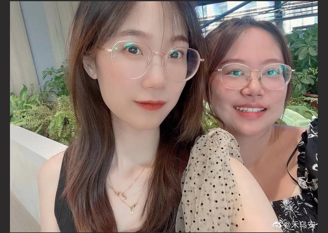 东北三骚之哈尔滨医科大学极品眼镜妹口交合集  喜欢吃鸡巴，丝袜足交，口爆 3p 样样精通