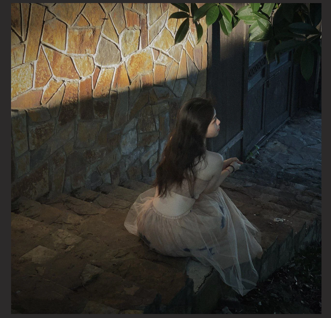 广州美术学院孙韵婷和男友性爱自拍 跪趴在镜子前被四眼男友后入猛操淫穴