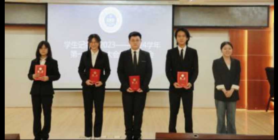 独家曝光！南昌大学共青学院摄影部部长刘诗琦口交吞精视频流出！精致的小舌头来回舔着龟头