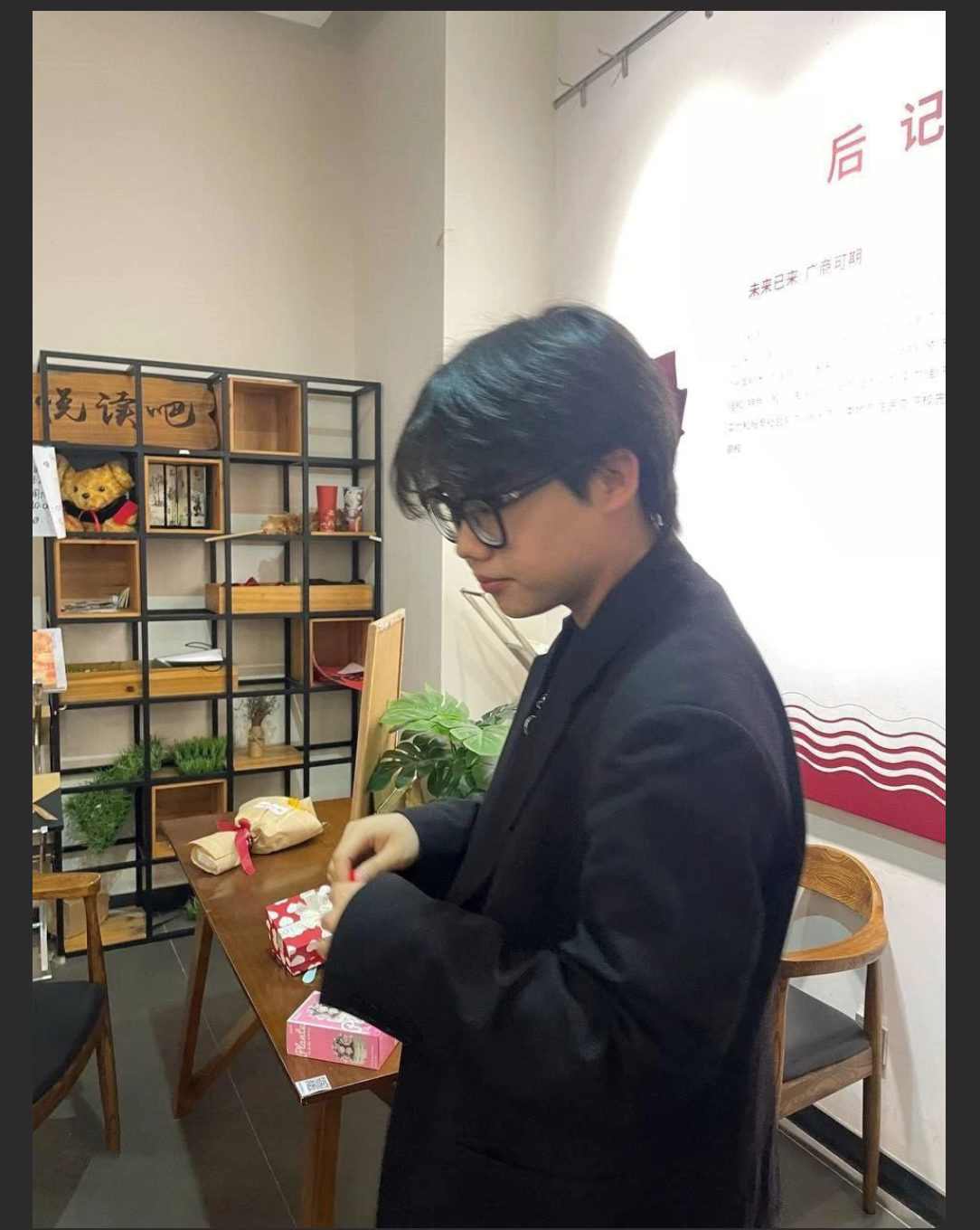 广州美术学院孙韵婷和男友性爱自拍 跪趴在镜子前被四眼男友后入猛操淫穴