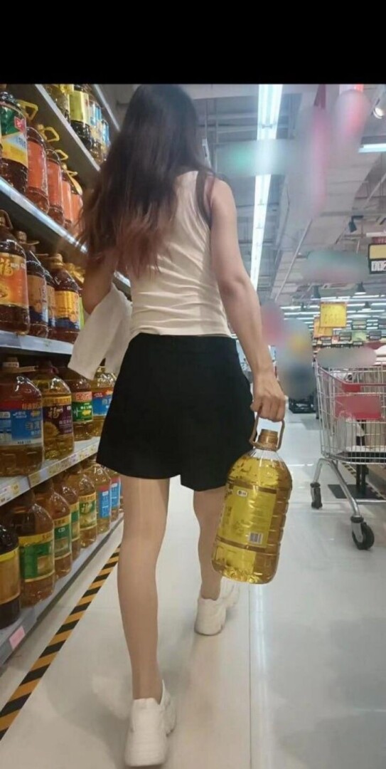 先把嫂子玩到潮喷，再把精液射到嫂子骚逼里，真的太爽了