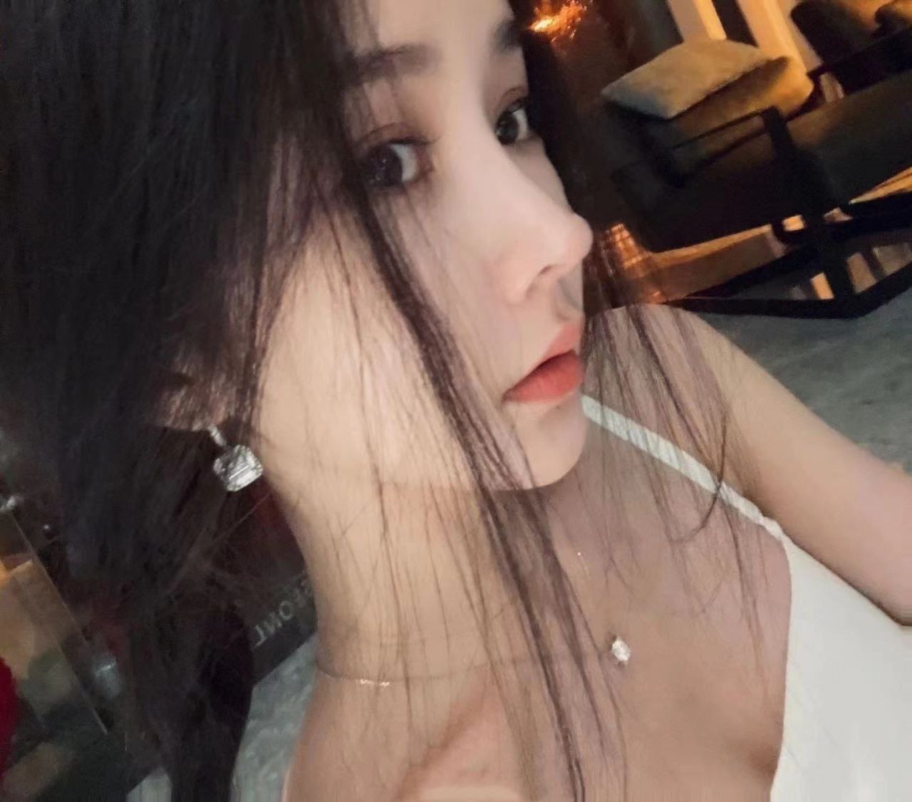 反差幼师穿着肉丝来3p“想不想要？想 啊啊舒服！”撸着老公的鸡鸡 被眼镜单男无套输出 爽叫不停