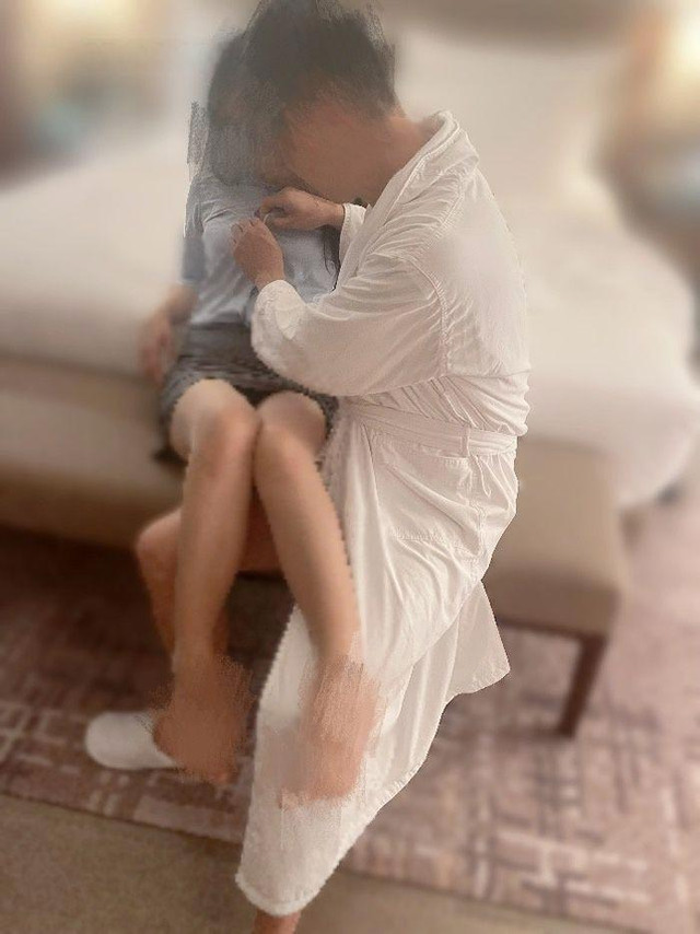 含着泪亲手将爱妻献给甲方领导