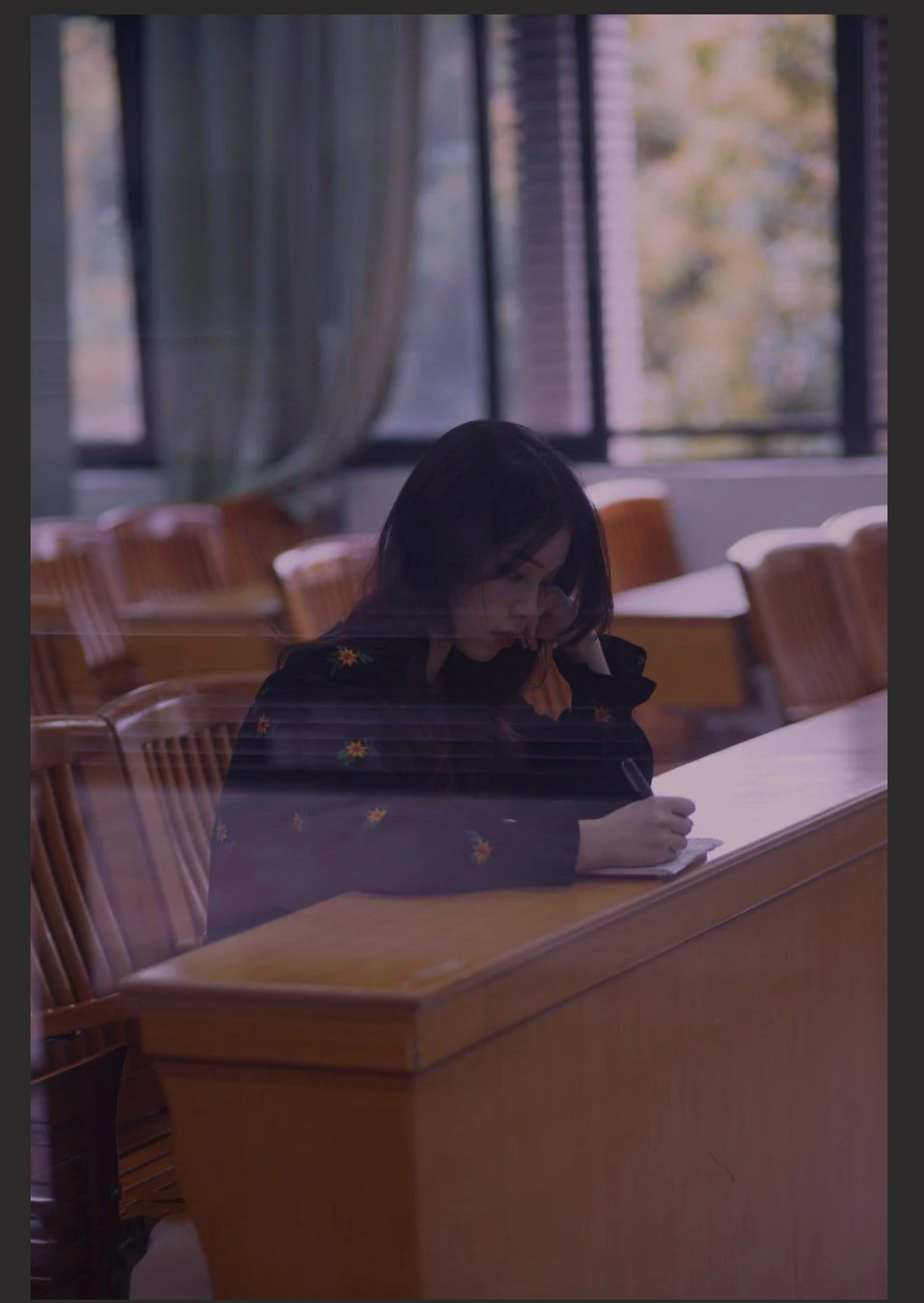 广州美术学院孙韵婷和男友性爱自拍 跪趴在镜子前被四眼男友后入猛操淫穴